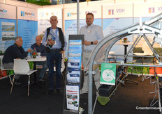 Jan Hoeflak and Johan van Tuijl in the picture on behalf of AgrowSer. In the background, far left Eric van der Klauw in conversation.                   